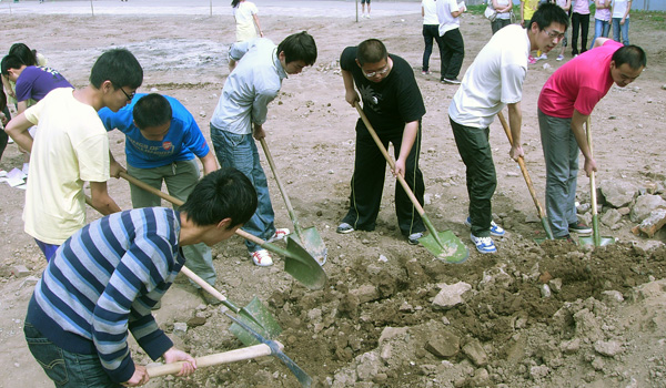 新2网址会员手机登陆2010级学生参加美化校园义务劳动