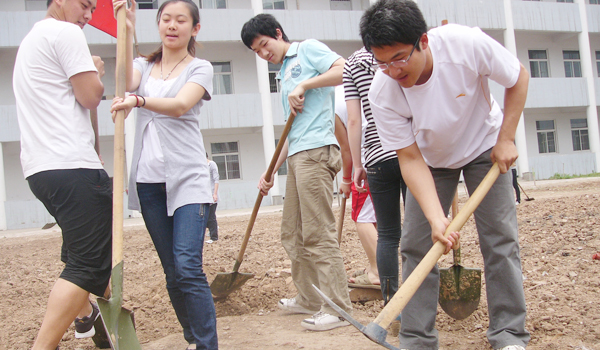 “美化校园环境，服务广大同学”-英环党支部开展美化校园义务劳动