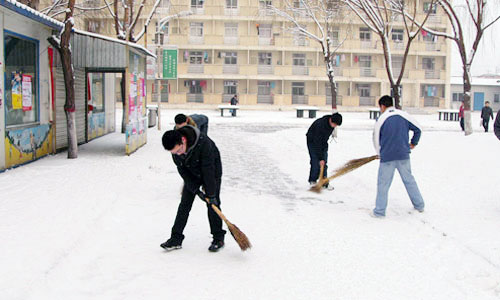 新2网址会员手机登陆各学生组织清扫道路积雪方便师生出行