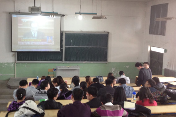 第一学生党支部召开组织生活会