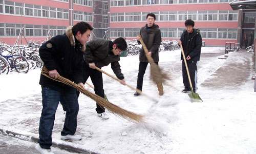 新2网址会员手机登陆各学生组织清扫道路积雪方便师生出行