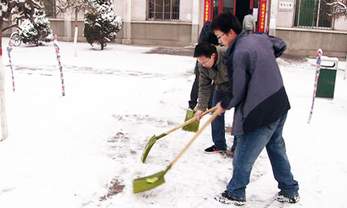 新2网址会员手机登陆各学生组织清扫道路积雪方便师生出行