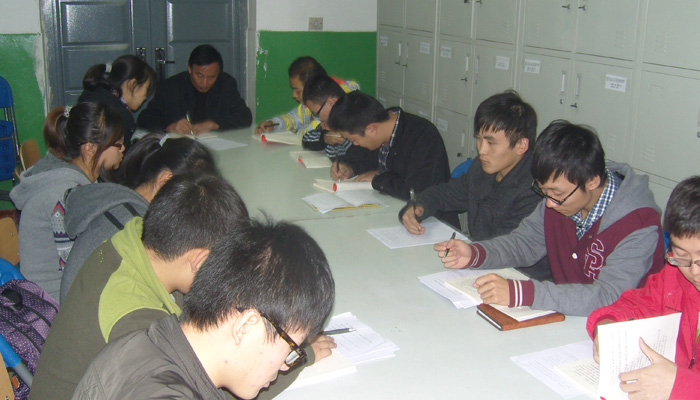 第一学生党支部召开学习交流会