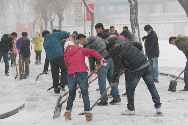 热情融化冰雪，温情充满校园