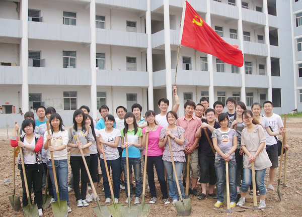 “美化校园环境，服务广大同学”-英环党支部开展美化校园义务劳动